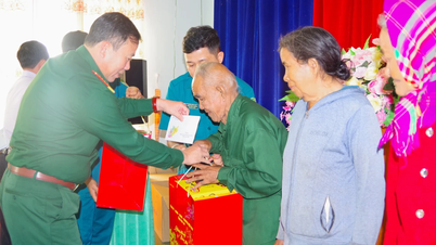 Le colonel Nguyen The Vinh rend visite aux familles bénéficiant de politiques préférentielles dans les zones frontalières et leur offre des cadeaux.