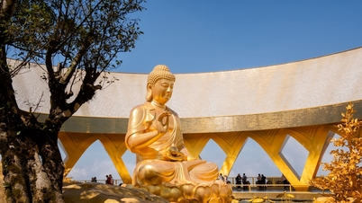 Tay Ninh : Hommage à la statue dorée du Bouddha Kṣānāmāmā au sommet du mont Bà.