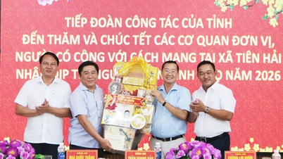 Tran Quang Bao, director del Departamento de Educación y Capacitación de la provincia de An Giang, extiende saludos de Año Nuevo a la comuna insular de Tien Hai.
