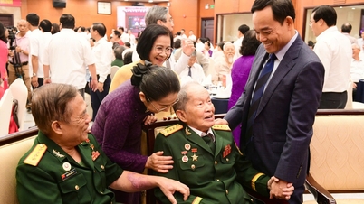 นายเจิ่น ลู กวาง เลขาธิการพรรคประจำนครโฮจิมินห์ เป็นประธานในการประชุมอวยพรปีใหม่กับอดีตผู้นำพรรคและผู้นำรัฐ