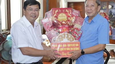 Secretarul Comitetului de Partid Provincial An Giang, Nguyen Tien Hai, vizitează și transmite urări de Anul Nou foștilor secretari ai Comitetului de Partid Provincial Kien Giang (vechiul).