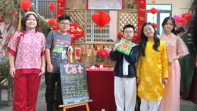 Trung Vuong Secondary School (Nha Trang-distriktet) anordnade en vårmässa och ett kulturellt uppträdande för att samla in pengar till stöd för cancerpatienter.