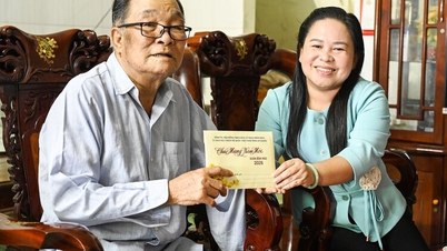A presidente da União das Mulheres da Província de An Giang, Truong Thanh Thuy, estende seus votos de Ano Novo na comuna de My Thuan.