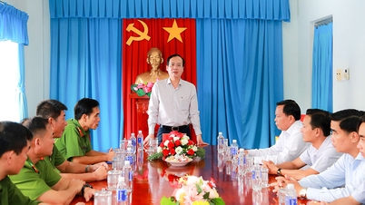 Timbalan Setiausaha Jawatankuasa Parti Wilayah dan Pengerusi Jawatankuasa Rakyat Wilayah, Tran Tri Quang, menyampaikan ucapan Tahun Baru kepada pegawai dan askar polis pencegahan dan pemadam kebakaran.