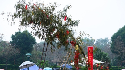 Le rituel unique de l'érection du mât du Nouvel An au Village culturel et touristique des groupes ethniques du Vietnam.