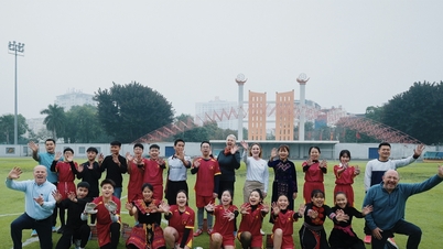 Velvyslanci čtyř zemí hrají fotbal a slaví s dětmi Tet (vietnamský lunární Nový rok) ve vietnamské vysočině.