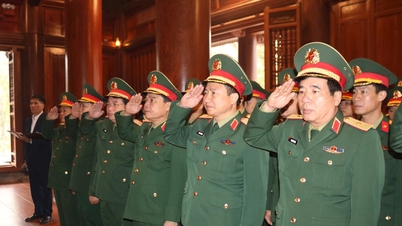 Komando Wilayah Militer 4 mempersembahkan dupa untuk memperingati Presiden Ho Chi Minh dan para martir yang heroik.