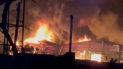 Plasticfabriek in Hung Yen verwoest door hevige brand.
