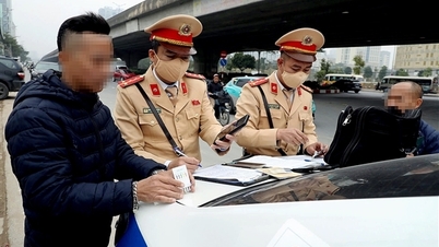 Traffic police officers disguised as passengers on ride-sharing services fined drivers for violations.