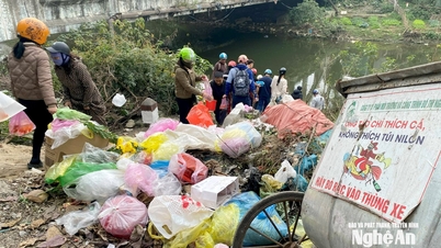 Tái diễn xả rác bừa bãi tại các điểm thả cá chép ngày cúng ông Táo