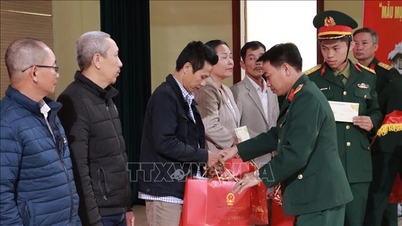 Tijdens Tet (het Chinese Nieuwjaar) bezoeken afleggen aan families van officieren, soldaten en burgers en hen cadeaus geven.