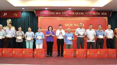 ទីក្រុងហូជីមិញ៖ លេខាធិការសាខាបក្សចំនួន ២៦១ នាក់ ទទួលបានអំណោយបុណ្យតេត អ្នកដែលលះបង់ខ្លួនឯងដោយស្ងៀមស្ងាត់ចំពោះប្រជាជន។