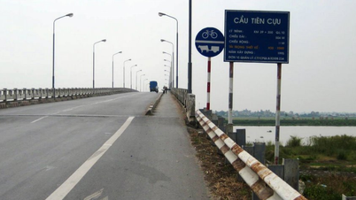 Die Verkehrspolizei von Hai Phong sucht nach Zeugen des Unfalls an der alten Tien-Cuu-Brücke.