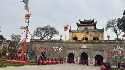 សូមទស្សនាពិធីរាជវាំង និងដងផ្លូវដែលមានផ្កាតម្រៀបគ្នានៅកំពែងរាជវាំងថាងឡុង។