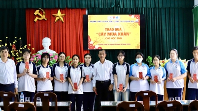 Le Quy Don High School overhandigt "Lenteboom"-cadeaus aan leerlingen.