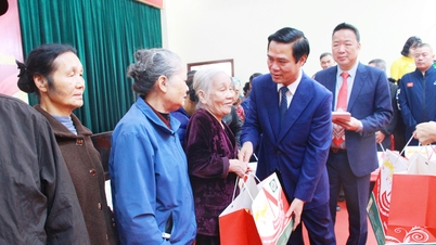O vice-presidente do Comitê Popular Provincial, Le Xuan Loi, entrega presentes de Tet no bairro de Dong Nguyen.