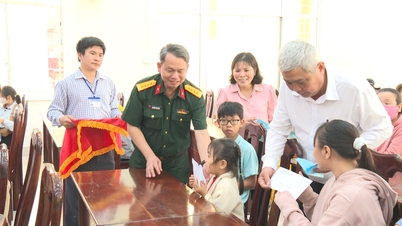 Le commandant du commandement militaire provincial a offert des cadeaux du Têt à des enfants en situation de handicap de la commune de Tam Vu.
