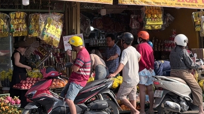 Kota Ho Chi Minh: Pasar tradisional ramai pada hari perpisahan dengan Dewa Dapur.
