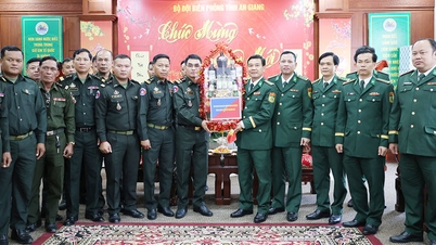 カンボジア軍はアンザン省国境警備隊司令部に新年の挨拶を送った。