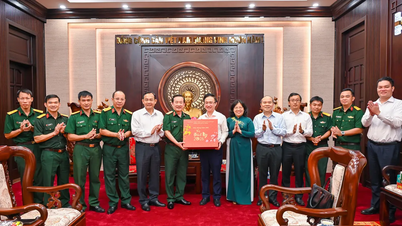 Military and religious organizations visit and extend New Year greetings to the Ho Chi Minh City Party Committee.