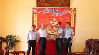 ថ្នាក់ដឹកនាំខេត្តចុះសួរសុខទុក្ខ និងជូនពរឆ្នាំថ្មីដល់នាយទាហាន និងពលទាហាននៅស្ថានីយ៍រ៉ាដាលេខ ២០។