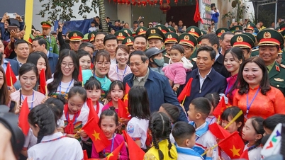 Le Premier ministre Pham Minh Chinh assiste à la cérémonie de pose de la première pierre d'une école à plusieurs niveaux à Thanh Hoa.
