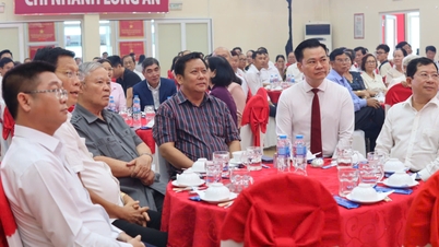 Agribank Long An-filiaal: Bijeenkomst om het feest en het Chinees Nieuwjaar te vieren en klanten te bedanken voor hun inzet in 2026.