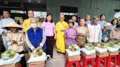 Xã Mỹ An Hưng: Trao 300 phần quà tết cho hộ nghèo