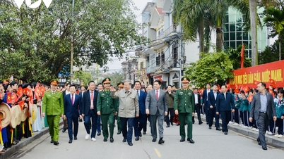 General Secretary To Lam offers incense in remembrance of the former leaders.