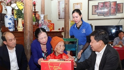 Den faste nestlederen i Hanois folkekomité, Duong Duc Tuan, overrekker Tet-gaver i Quang Bi-kommunen.
