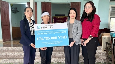A Fubon Life Vietnam paga benefícios de seguro aos clientes em Thanh Hoa.