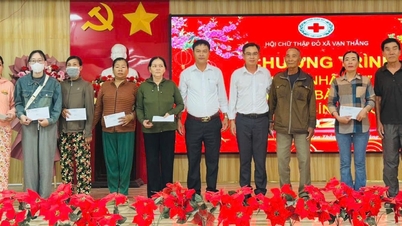 Le Front de la Patrie de la commune de Van Thang a offert 150 cadeaux du Têt à des familles en difficulté.
