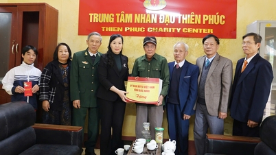 省祖国戦線委員会のグエン・ティ・ハ委員長が、敵に捕らえられた革命軍兵士たちに新年の挨拶を送った。