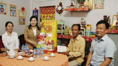 สหายเจา ถิ มี่ ฟอง เยี่ยมเยียนครอบครัวที่ได้รับการปฏิบัติอย่างเป็นพิเศษในเขตสะเดก