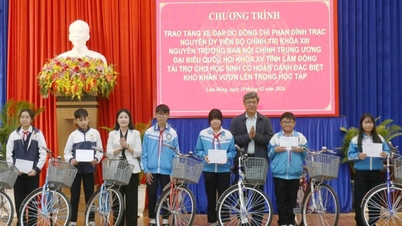 80 bicicletas doadas pelo camarada Phan Đình Trạc foram entregues a estudantes pobres na província de Lâm Đồng.