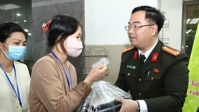 ตำรวจฮานอยแจก "อาหารแห่งความรัก" ให้แก่ผู้ป่วยในช่วงเทศกาลตรุษจีน