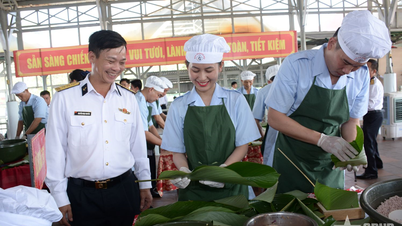 Askar-askar dari Wilayah Tentera Laut ke-3 mempamerkan kemahiran mereka dalam membungkus kuih pulut hijau (Banh Chung).