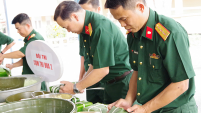 El Estado Mayor de la Región Militar 7 participa en una competencia para envolver banh chung (pasteles de arroz tradicionales vietnamitas) para el Festival de Primavera del Año del Caballo 2026.