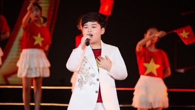 A jovem prodígio musical de 13 anos canta o sucesso de Ha Anh Tuan, "Há uma bandeira pendurada na minha casa".