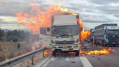 Το φορτηγό έπιασε φωτιά ενώ κινούνταν στον αυτοκινητόδρομο Βιν Χάο - Παν Θιέτ.