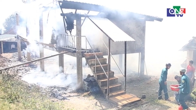 A house in Quang Ngai was completely destroyed by fire.