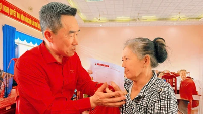 Kameraad Nguyen Hai Anh deelt Tet-geschenken uit aan mensen in de grensstreek van de provincie Dong Thap.