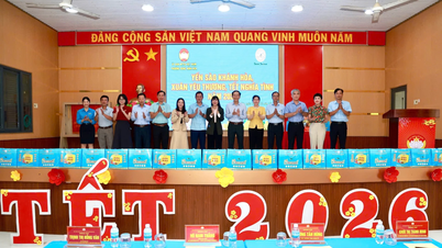 Het bedrijf Khanh Hoa Bird's Nest organiseerde het programma "Lente van Liefde - Tet van Mededogen" in de wijk Dong Ninh Hoa en de gemeente Hoa Tri.