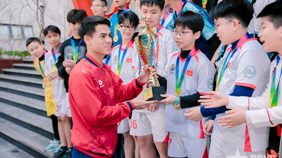 ویتنام U23 ٹیم Giang Vo 2 سیکنڈری اسکول میں طلباء کو متاثر کرتی ہے۔