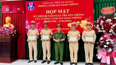 In An Giang wordt een bijeenkomst gehouden ter gelegenheid van de 80e verjaardag van de traditionele dag van de verkeerspolitie.