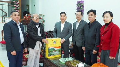 꾸옥오아이 면의 지도자들이 방문하여 새해 인사를 전하고 음력 설(말띠 해)을 맞아 참전 용사와 노인들에게 선물을 전달했습니다.
