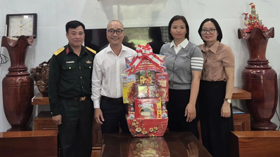 Le quartier de Ba Ngòi a rendu visite à quatre familles de soldats servant actuellement à Truong Sa et sur la plateforme DK1 et leur a offert des cadeaux pour le Têt.