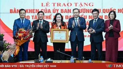 លោក ត្រឹន ថាញ់ ម៉ាន់ ប្រធានរដ្ឋសភា ប្រគល់ប័ណ្ណសរសើរដល់កាសែតតំណាងប្រជាជន។