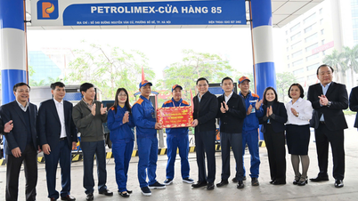 Pelaksana Tugas Menteri Perindustrian dan Perdagangan Le Manh Hung memeriksa pekerjaan untuk memastikan pasokan bensin dan bahan bakar diesel selama liburan Tahun Baru Imlek Tahun Kuda 2026.