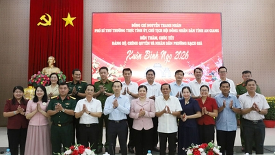 លោក ង្វៀន ថាញ់ញ៉ឹន អនុលេខាអចិន្ត្រៃយ៍នៃគណៈកម្មាធិការបក្សខេត្ត និងជាប្រធានក្រុមប្រឹក្សាប្រជាជនខេត្តអានយ៉ាង បានទៅសួរសុខទុក្ខ និងជូនពរឆ្នាំថ្មីនៅសង្កាត់រ៉ាចយ៉ា។